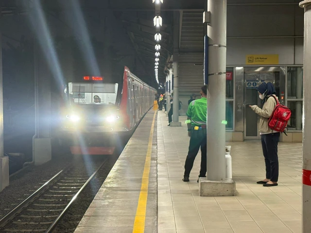 Penumpang Kembali Padati Stasiun Bekasi Timur Usai Layanan KRL Beroperasi Normal