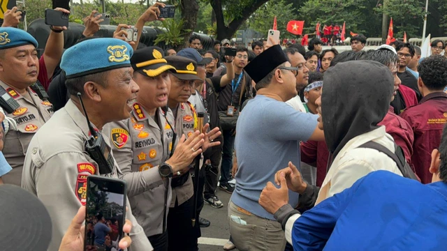 Momen Polisi dan BEM SI Nyanyi Bareng saat Demo Hardiknas di Patung Kuda